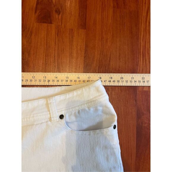 Chico’s White Capris Jeans. Size 3 = 18. - Picture 3 of 6